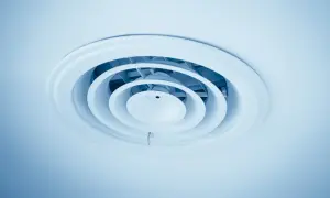 Okragły nawiew sufitowy, element wentylacji mechanicznej, zapewnia świeże powietrze w pomieszczeniu.