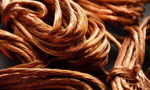 Plątanina miedzianych kabli, błyszczących w świetle. Czy miedź rdzewieje? Nie tutaj, tylko czysty, lśniący metal.