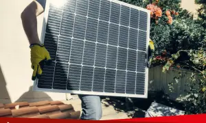 Osoba w żółtych rękawicach niesie panel fotowoltaiczny. Zastanawiasz się, czy można dołożyć panele fotowoltaiczne do istniejącej instalacji?