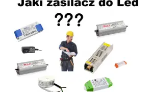 Jaki zasilacz do Led? Różne zasilacze LED, od małych kostek po większe obudowy, z budowlańcem w tle.