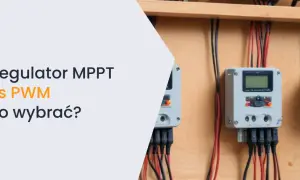 Regulator PWM vs MPPT: zasada działania i wybór. Widoczne regulatory ładowania z przewodami.