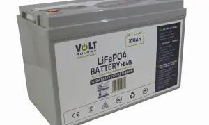 Akumulator LiFePO4 100Ah Volt Polska. Pozwala zasilać urządzenia przez długi czas, a jego wydajność zależy od poboru mocy.