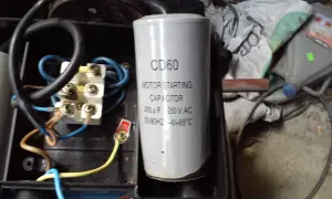 Kondensator rozruchowy CD60 pomaga silnikowi elektrycznemu ruszyć, dostarczając dodatkowy prąd.
