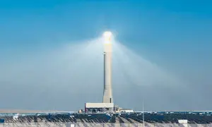 Wieża zasilana przez lustra odbijające światło słoneczne, część największej elektrowni słonecznej na świecie.