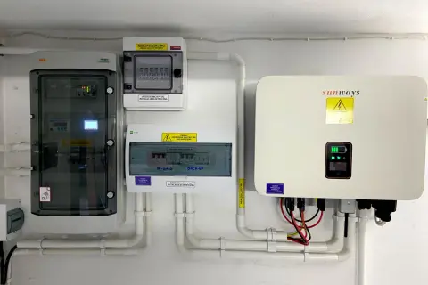 System magazynowania energii: falownik Sunways, rozdzielnice PV DC i AC, wskaźniki bezpieczeństwa. Różne rodzaje magazynów energii są kluczowe dla efektywności.