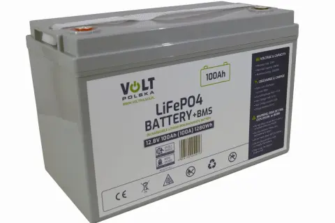 Akumulator LiFePO4 100Ah Volt Polska. Pozwala zasilać urządzenia przez długi czas, a jego wydajność zależy od poboru mocy.