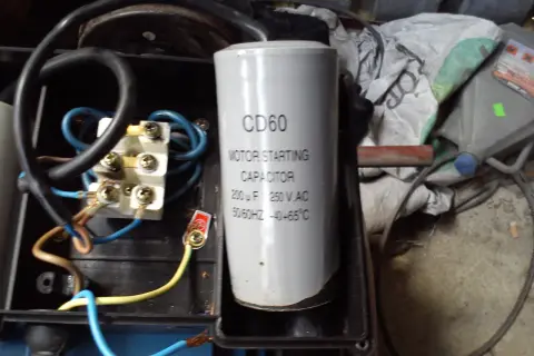 Kondensator rozruchowy CD60 pomaga silnikowi elektrycznemu ruszyć, dostarczając dodatkowy prąd.