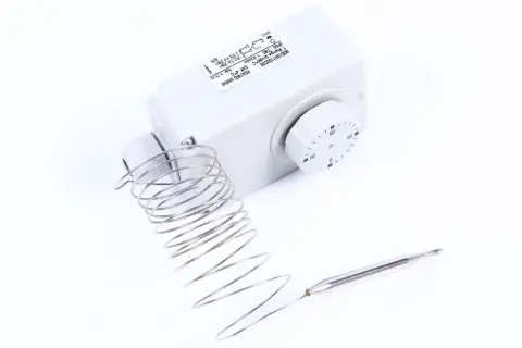 Termostat z sondą, jak naprawić? Biały termik rozwarty, z pokrętłem regulacji temperatury i metalową sondą.