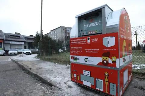 Kontener na elektrośmieci. Tu wrzucisz baterie i sprzęt do 50 cm. Dowiedz się, gdzie wyrzucić kable elektryczne i inne urządzenia.