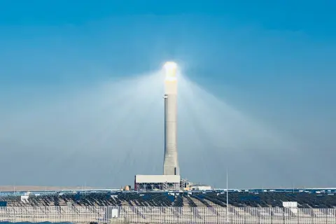 Wieża zasilana przez lustra odbijające światło słoneczne, część największej elektrowni słonecznej na świecie.