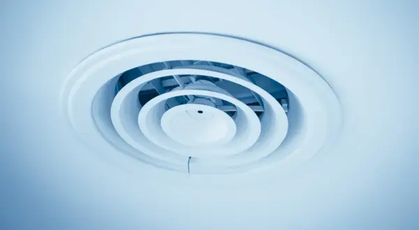 Okragły nawiew sufitowy, element wentylacji mechanicznej, zapewnia świeże powietrze w pomieszczeniu.