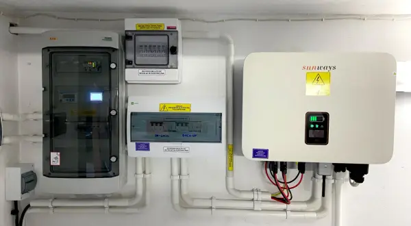 System magazynowania energii: falownik Sunways, rozdzielnice PV DC i AC, wskaźniki bezpieczeństwa. Różne rodzaje magazynów energii są kluczowe dla efektywności.