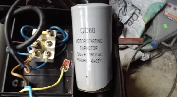 Kondensator rozruchowy CD60 pomaga silnikowi elektrycznemu ruszyć, dostarczając dodatkowy prąd.