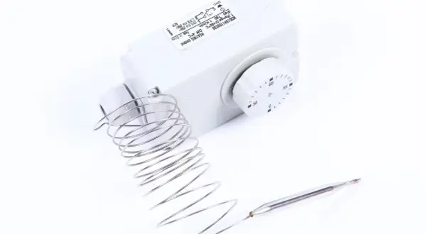 Termostat z sondą, jak naprawić? Biały termik rozwarty, z pokrętłem regulacji temperatury i metalową sondą.