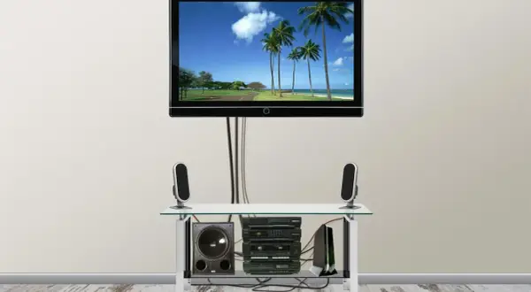 Nowoczesny telewizor na ścianie z widocznymi kablami. Jak ukryć kable, by uzyskać estetyczny wygląd?