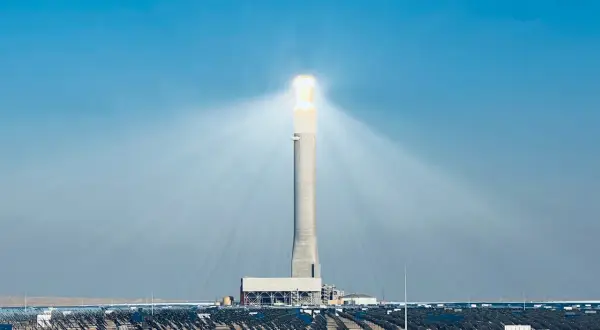Wieża zasilana przez lustra odbijające światło słoneczne, część największej elektrowni słonecznej na świecie.