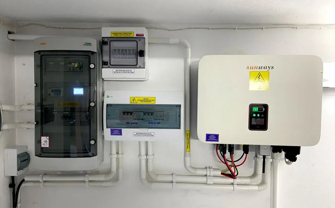 System magazynowania energii: falownik Sunways, rozdzielnice PV DC i AC, wskaźniki bezpieczeństwa. Różne rodzaje magazynów energii są kluczowe dla efektywności.
