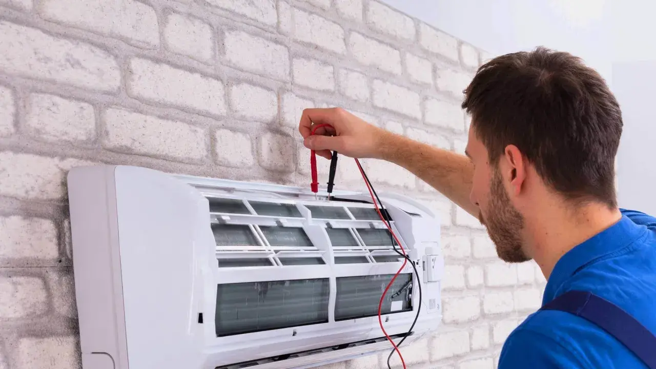 Technik sprawdza klimatyzację, która wydaje dziwny zapach z klimatyzacji w domu.