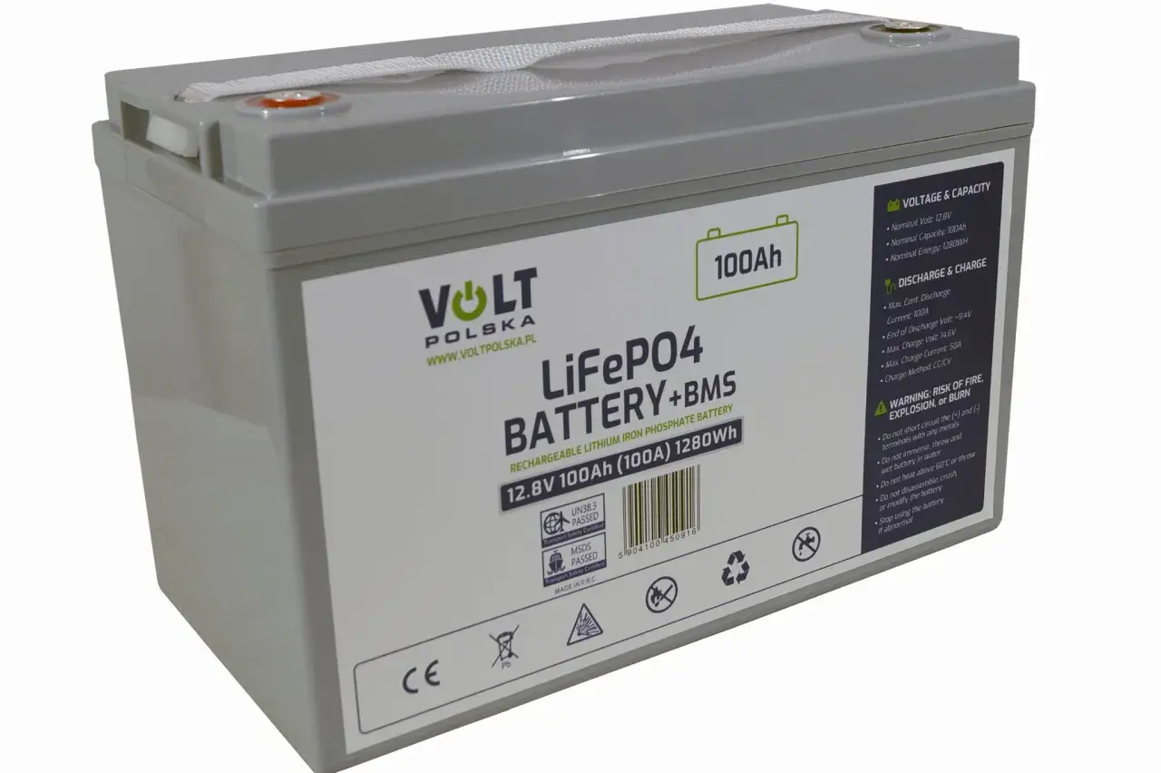 Akumulator LiFePO4 100Ah Volt Polska. Pozwala zasilać urządzenia przez długi czas, a jego wydajność zależy od poboru mocy.