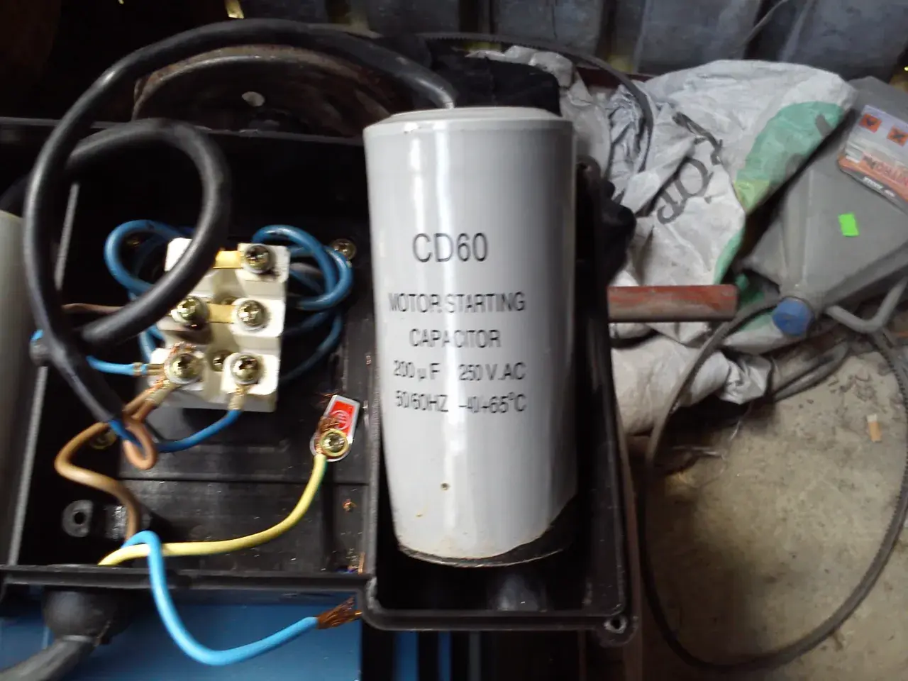 Kondensator rozruchowy CD60 pomaga silnikowi elektrycznemu ruszyć, dostarczając dodatkowy prąd.