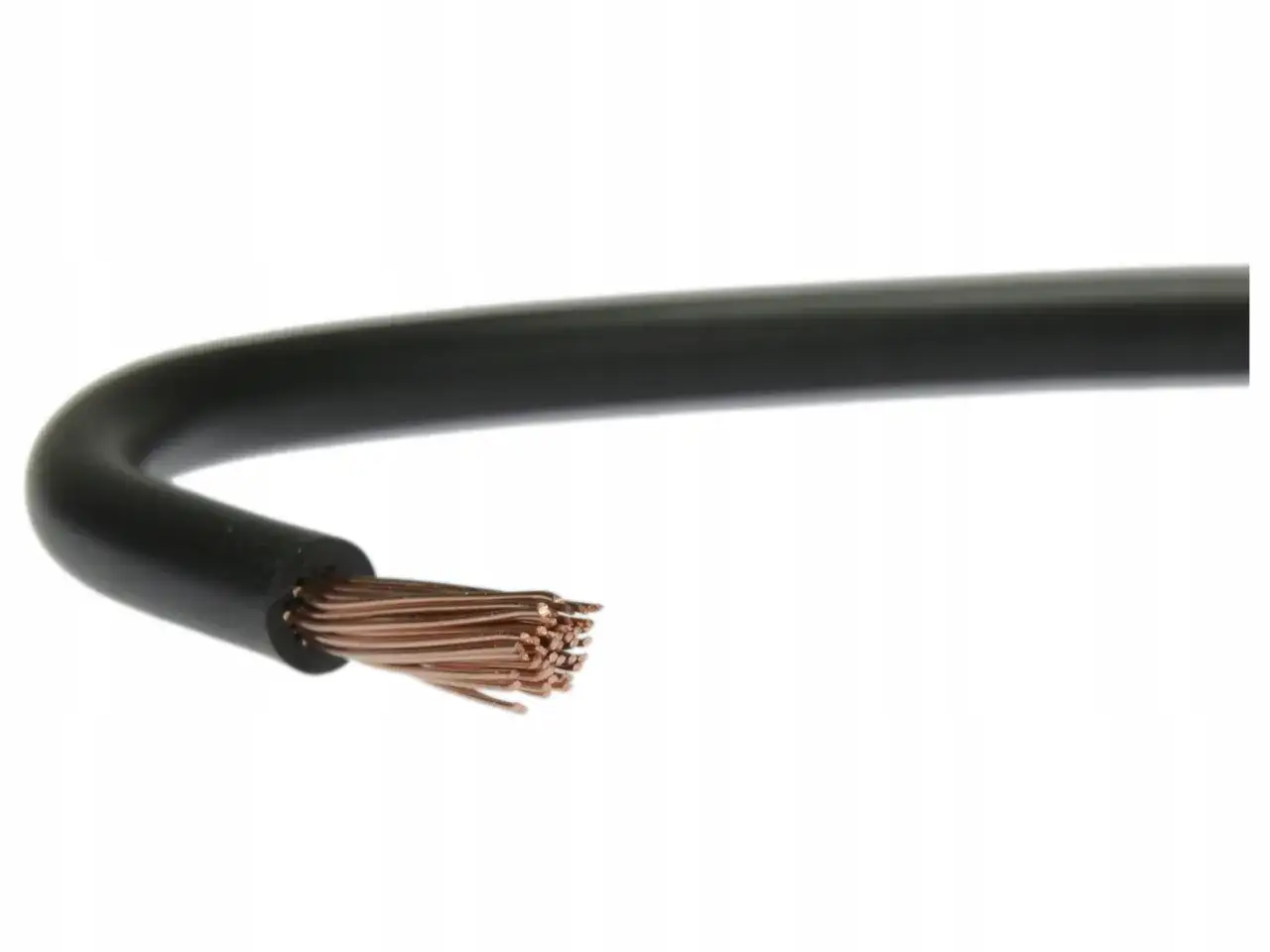 Gruby, czarny kabel z miedzianymi żyłami, gotowy do pracy z dużą obciążalnością 10mm2.