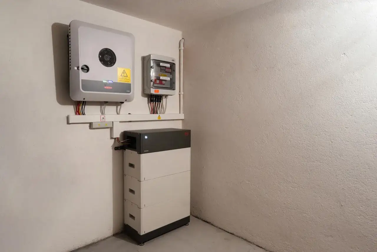 Nowoczesny system hybrydowy: ogrzewanie gazowe i fotowoltaika. Inwerter Fronius i magazyn energii BYD.