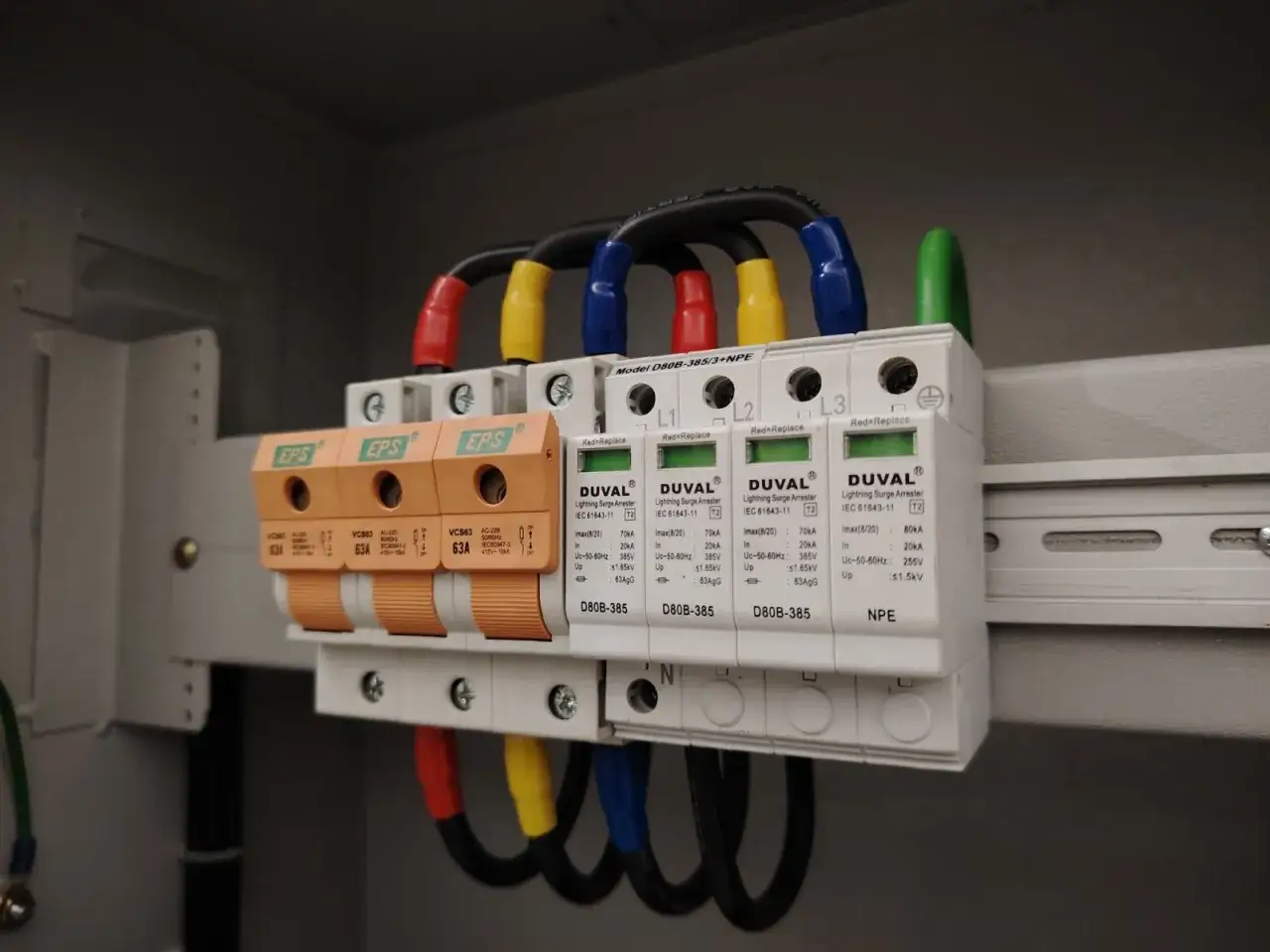 Zabezpieczenie przed przepięciem elektrycznym w skrzynce z przewodami.