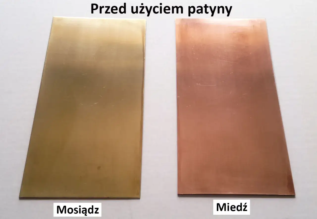 Dwa arkusze metalu: mosiądz (złoty) i miedź (czerwona). Czy miedź rdzewieje? Nie, ale patynuje.