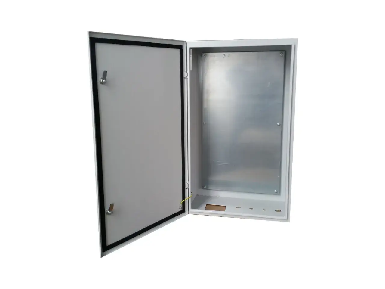 Metalowa obudowa z otwartymi drzwiczkami, uszczelka gumowa i zapięcia. To jest obudowa, która chroni przed kurzem i wodą, czyli ip54 co oznacza wysoką odporność.