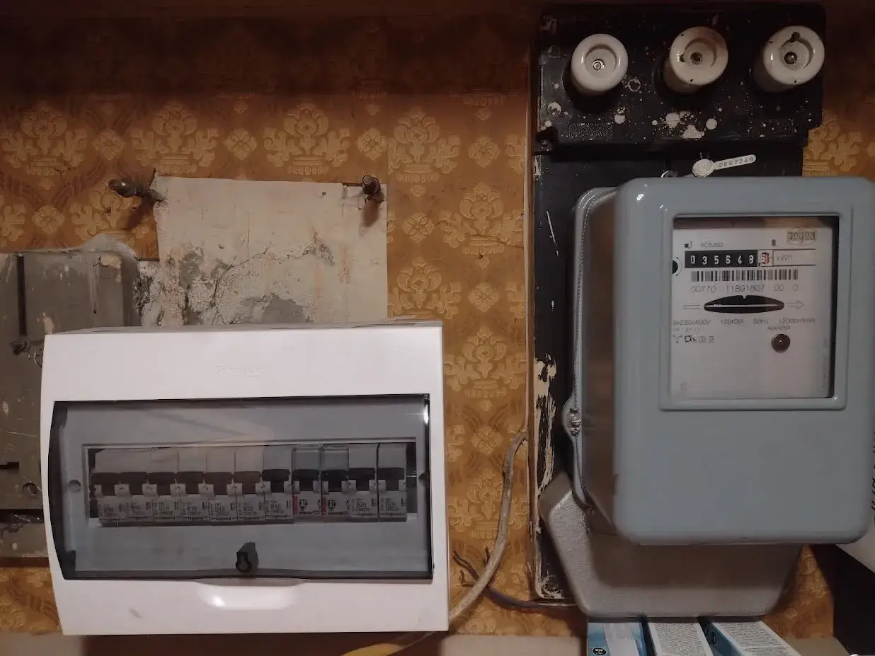 Przyłącze elektroenergetyczne: licznik energii elektrycznej, bezpieczniki i rozdzielnica z wyłącznikami.