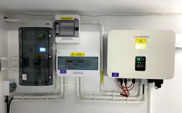 System magazynowania energii: falownik Sunways, rozdzielnice PV DC i AC, wskaźniki bezpieczeństwa. Różne rodzaje magazynów energii są kluczowe dla efektywności.