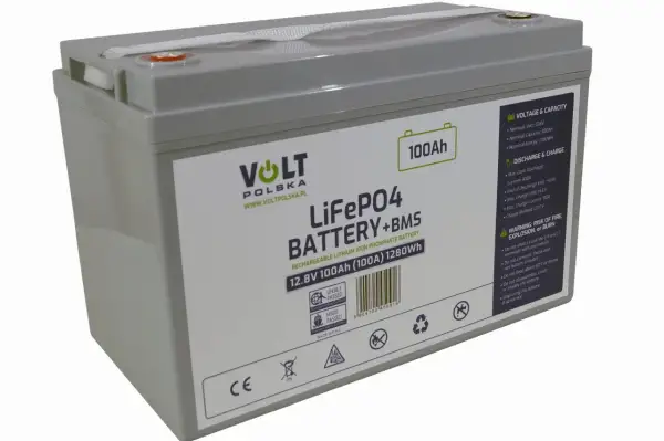 Akumulator LiFePO4 100Ah Volt Polska. Pozwala zasilać urządzenia przez długi czas, a jego wydajność zależy od poboru mocy.