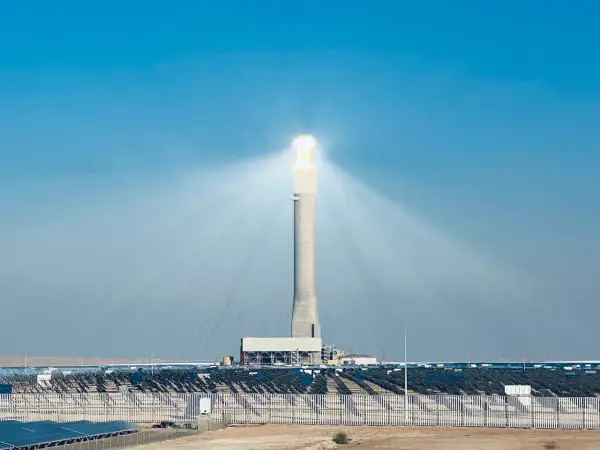 Wieża zasilana przez lustra odbijające światło słoneczne, część największej elektrowni słonecznej na świecie.
